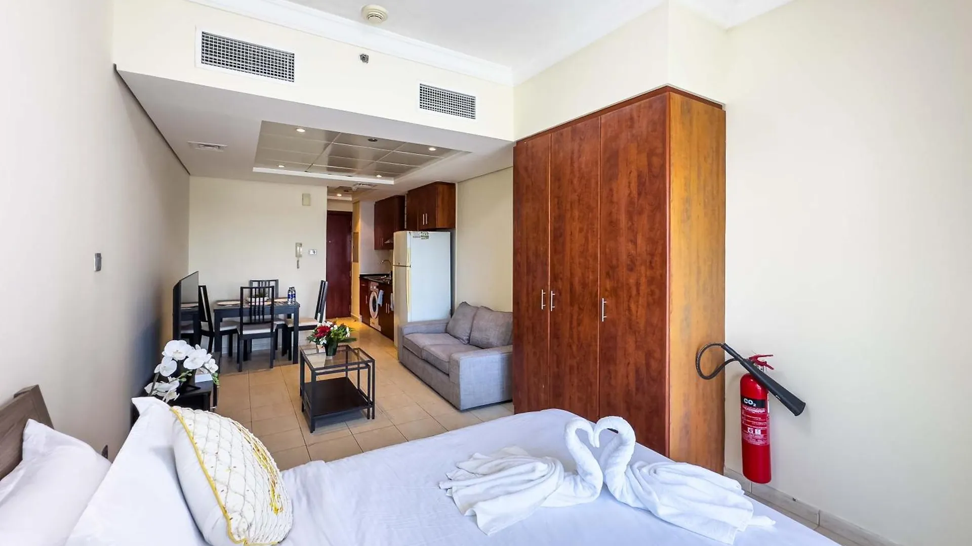 Chill Studio With Balcony And Pool View Dubai