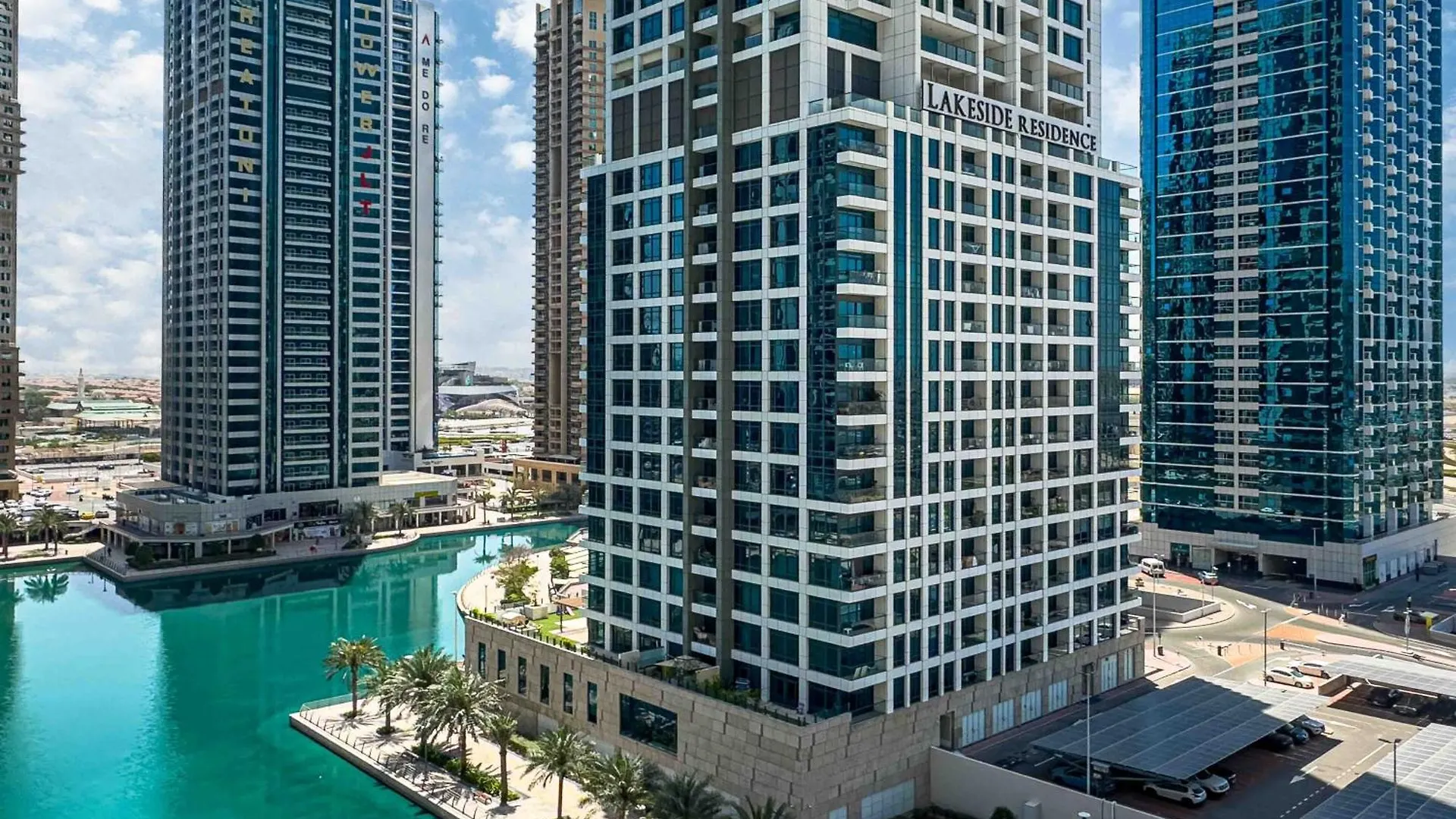Chill Studio With Balcony And Pool View Dubai Apartment